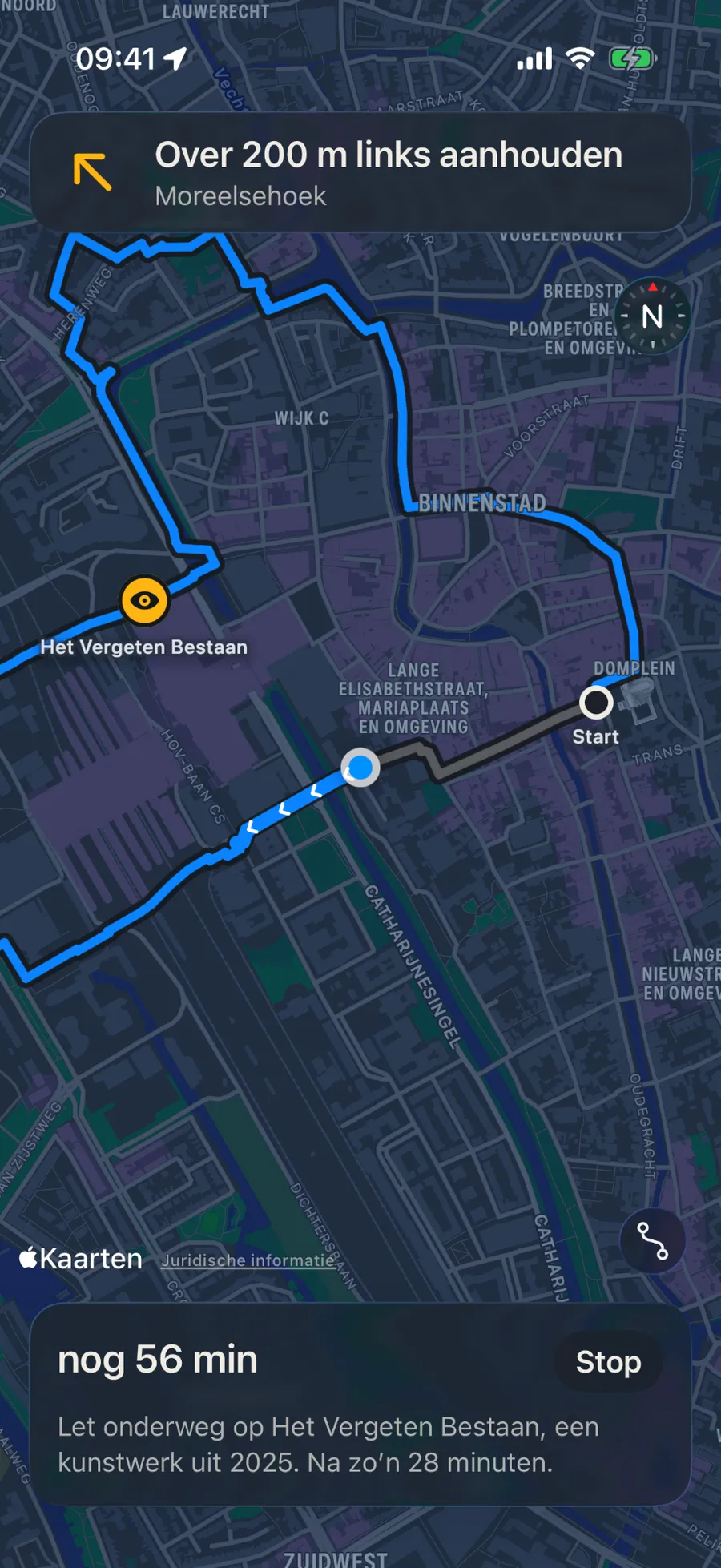 Kuier tijdens een wandeling: “Over 200 m links aanhouden, Moreelsehoek” boven de route op een kaart.
